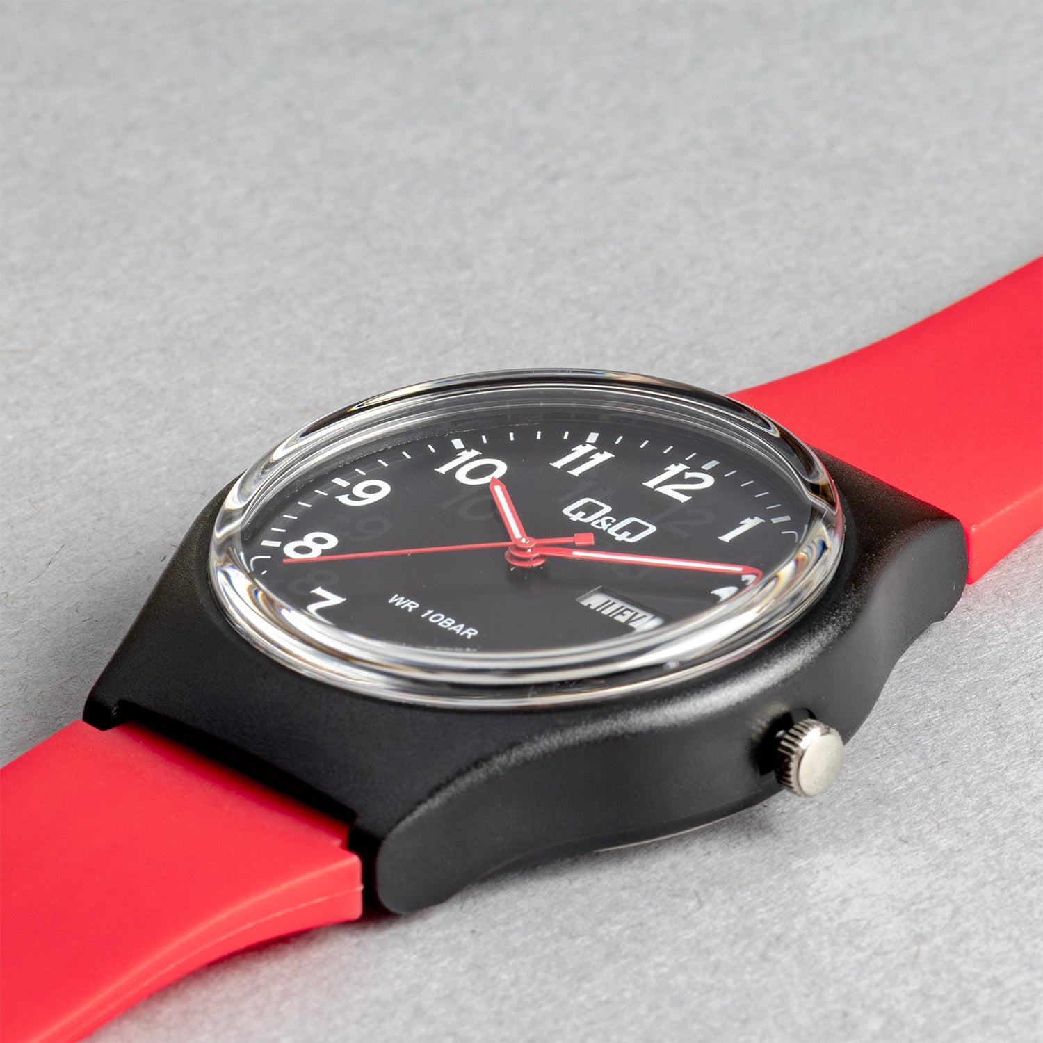 Q&Q キューアンドキュー A212J009Y レッド ブラック文字盤 アナログ メンズ 腕時計 斜め