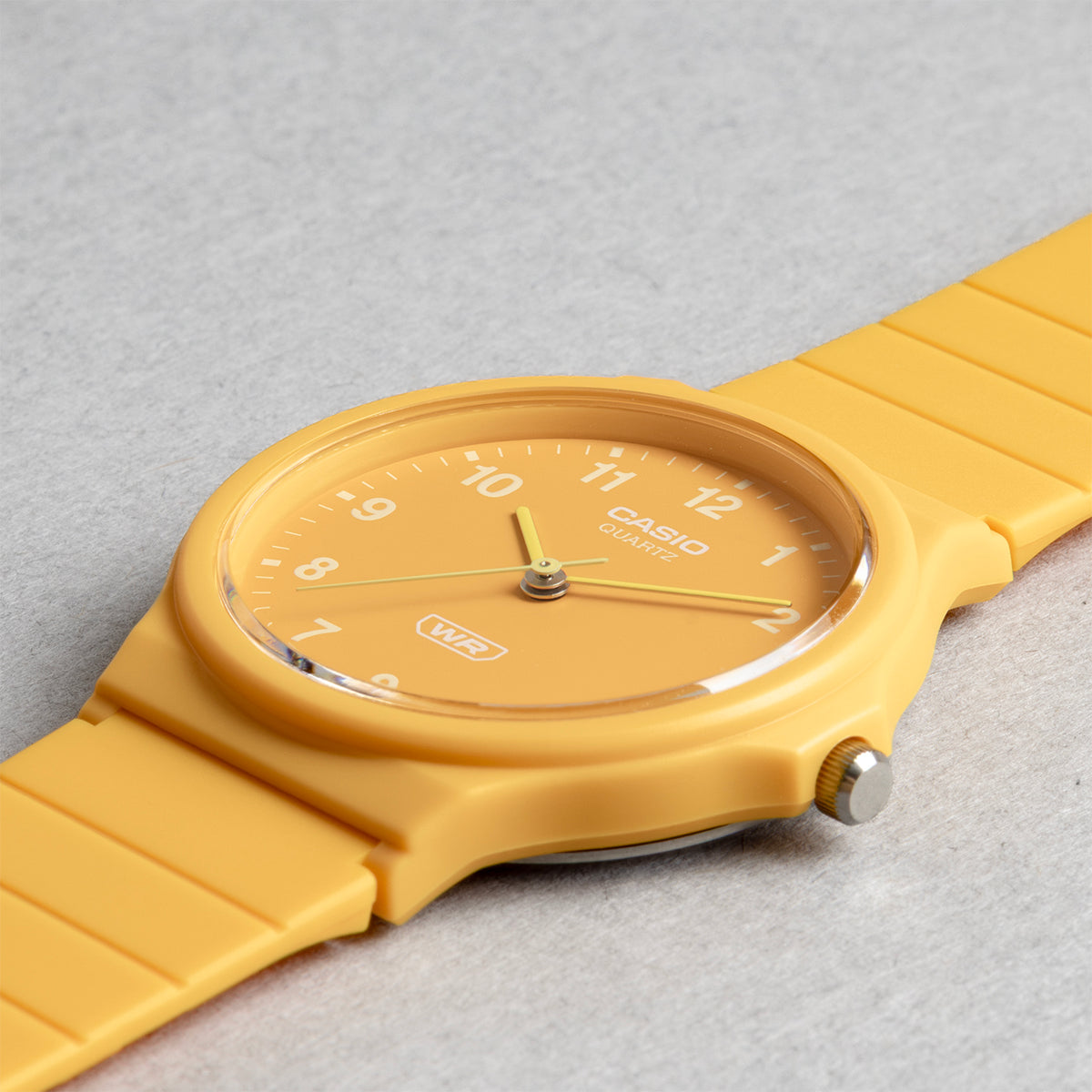 CASIO カシオ MQ-24B-9B イエロー イエロー文字盤 アナログ メンズ 腕時計 斜め