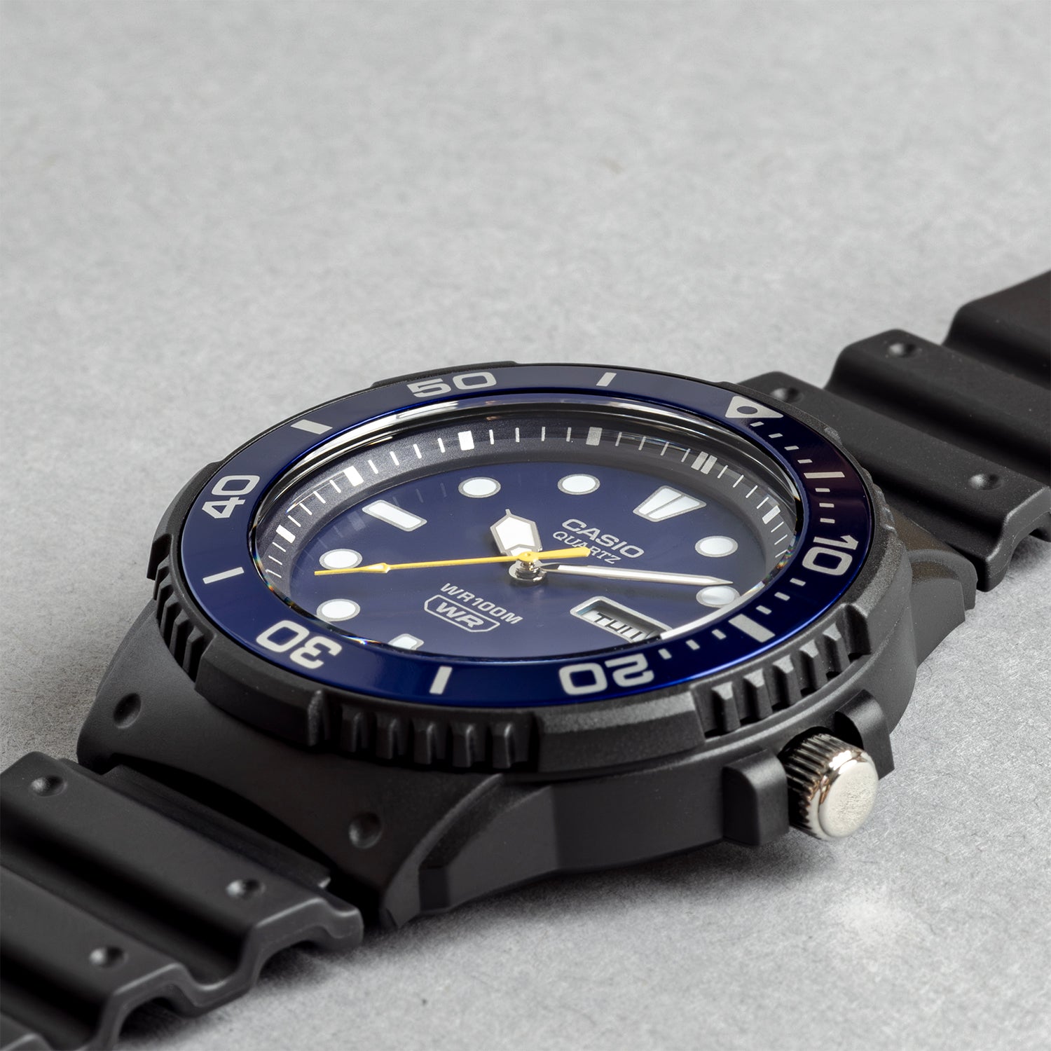 CASIO カシオ MRW-230H-2E ブラック ネイビー文字盤 アナログ メンズ 腕時計 斜め