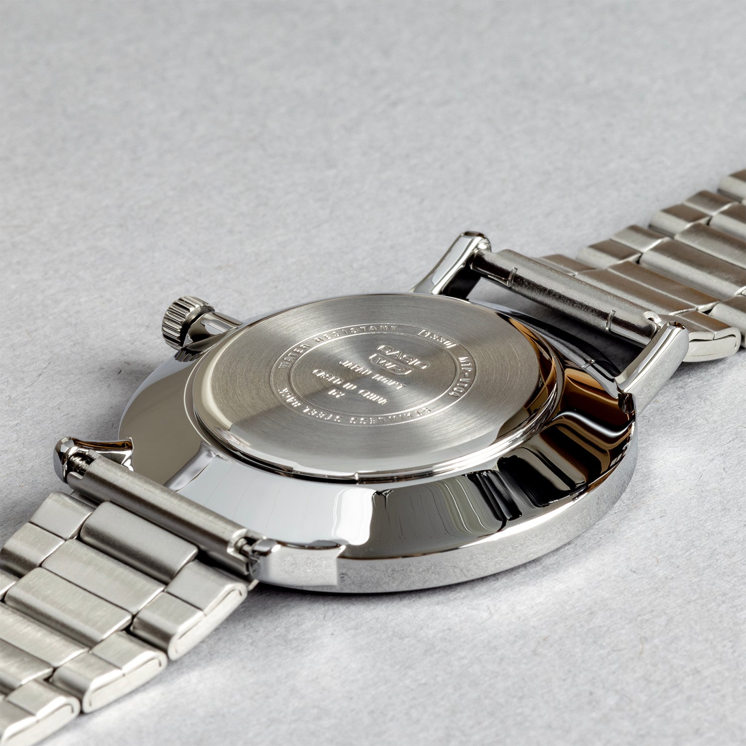 CASIO カシオ MTP‑VT04D‑1E シルバー ブラック文字盤 アナログ メンズ 腕時計 ケースバック