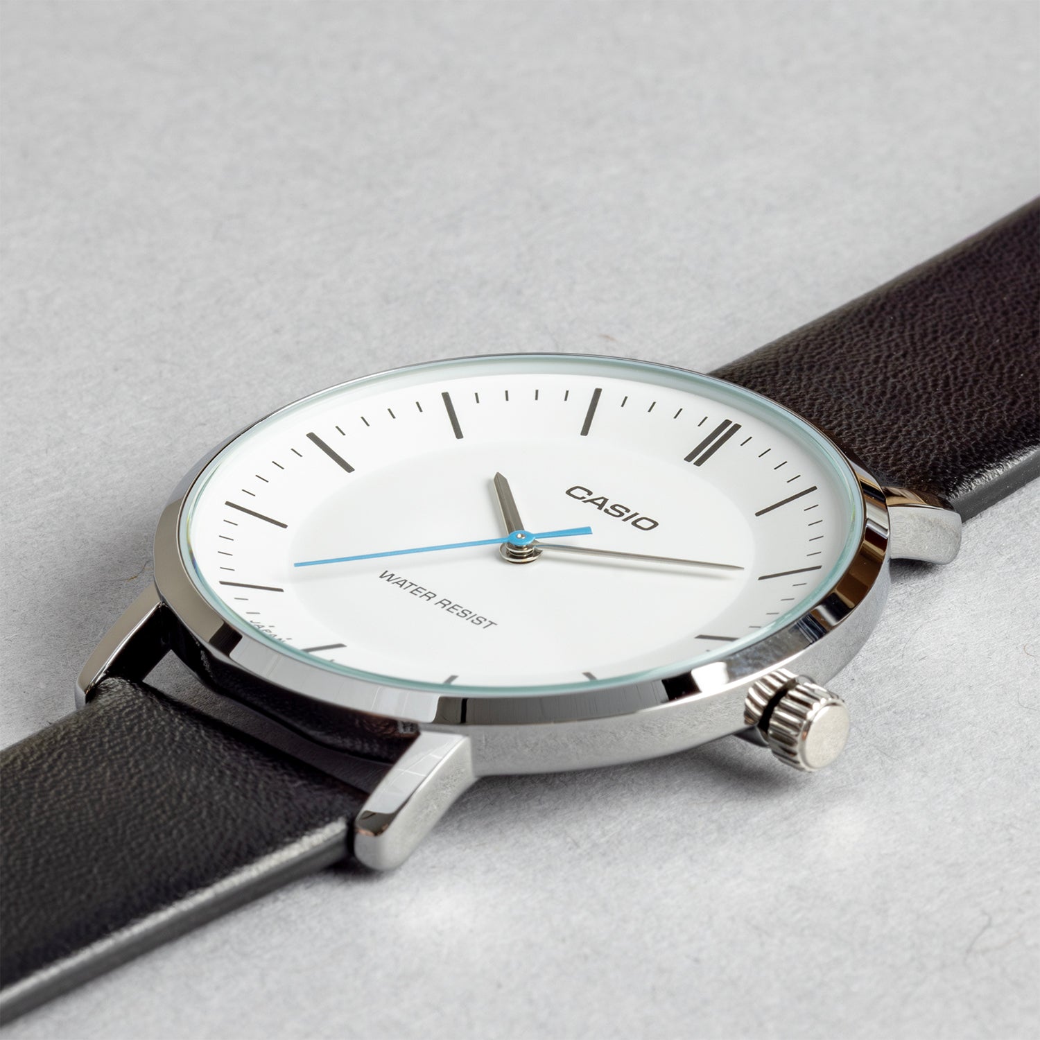 CASIO カシオ MTP-VT04L-7E ブラック ホワイト文字盤 アナログ メンズ 腕時計 斜め