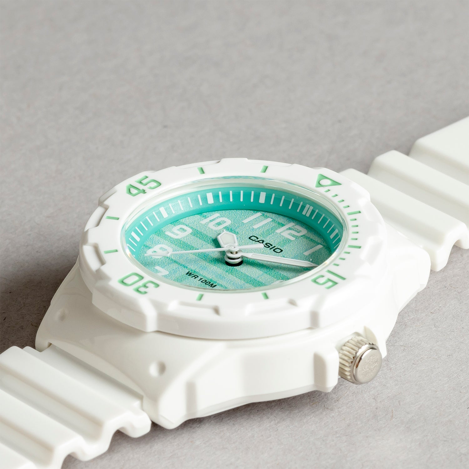 CASIO カシオ LRW-200H-3C ホワイト グリーン文字盤 アナログ レディース 腕時計 斜め