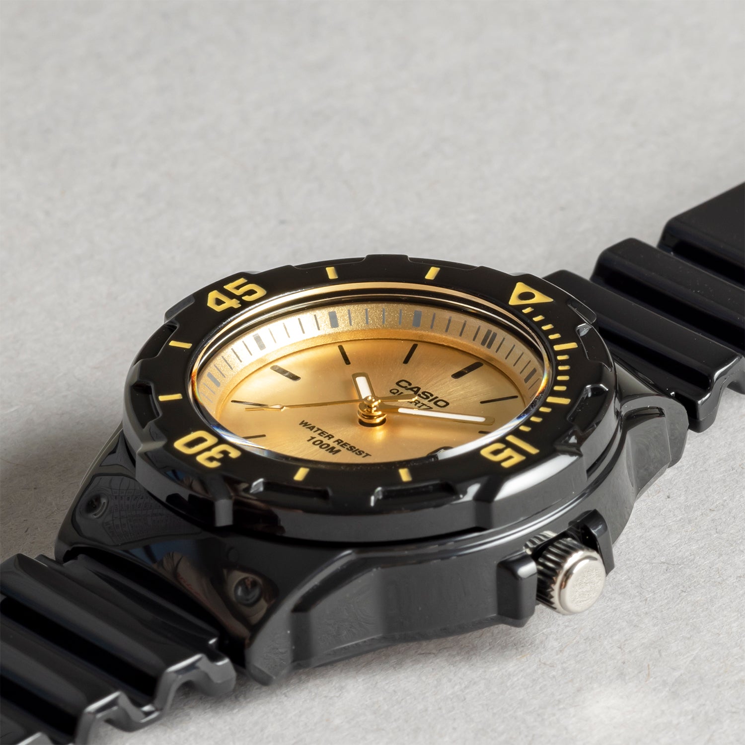 CASIO カシオ LRW-200H-9E ブラック ゴールド文字盤 アナログ レディース 腕時計 斜め