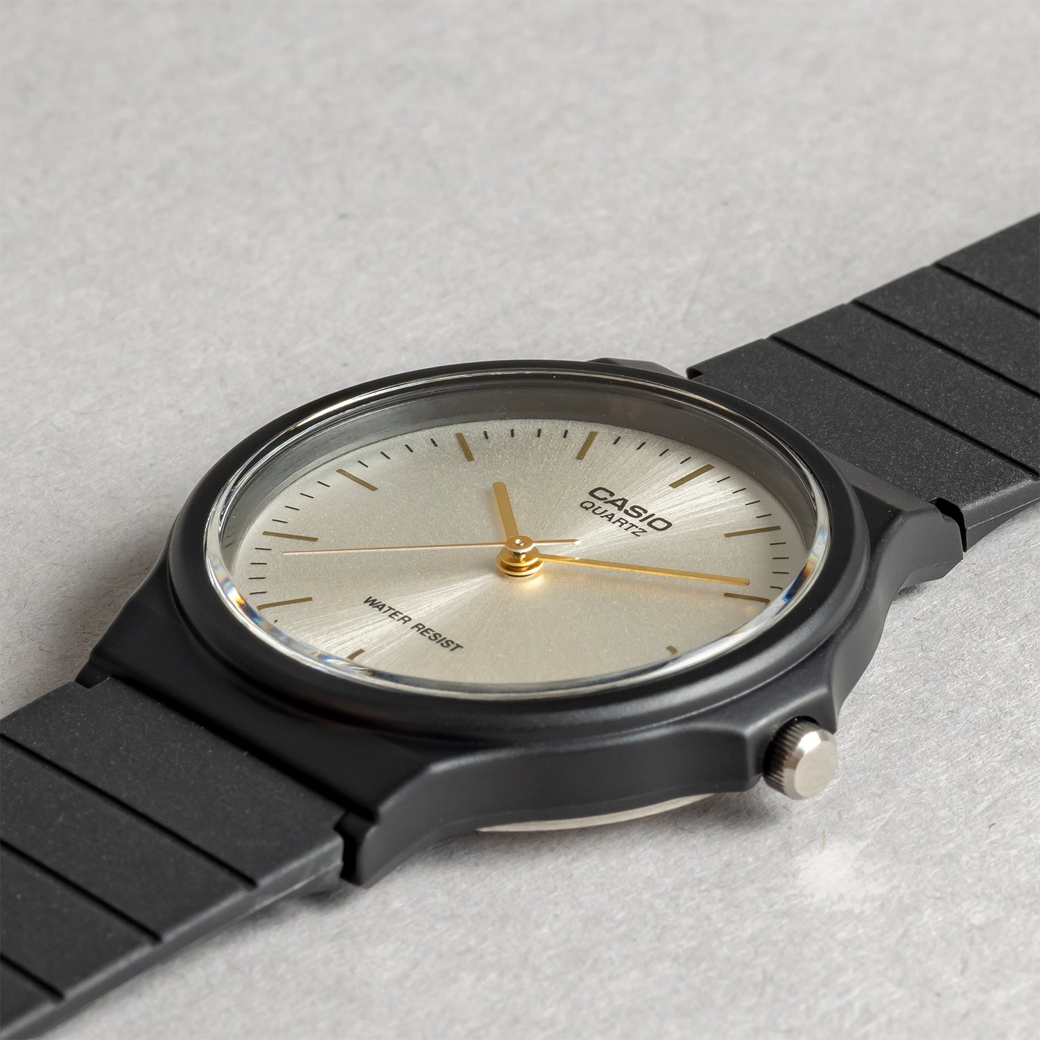 CASIO カシオ MQ-24-7E2 ブラック シルバー文字盤 アナログ メンズ 腕時計