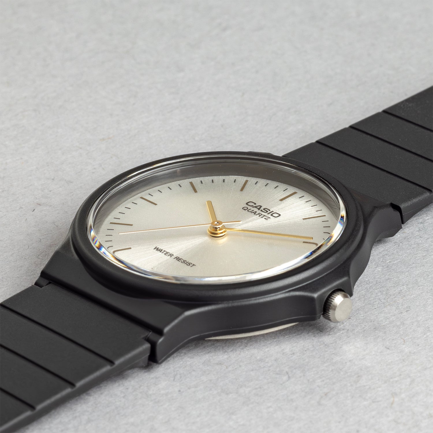 CASIO カシオ MQ-24-7E2 ブラック シルバー文字盤 アナログ メンズ 腕時計 斜め