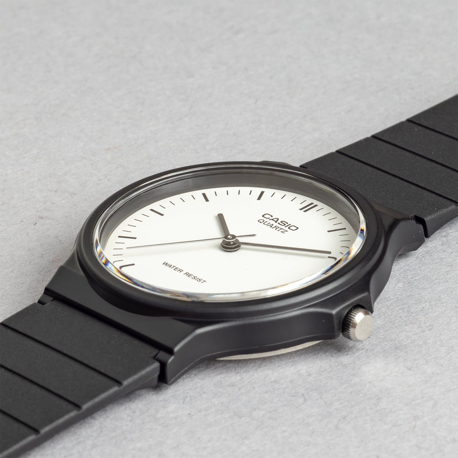 CASIO カシオ MQ-24-7E ブラック ホワイト文字盤 アナログ メンズ 腕時計 斜め