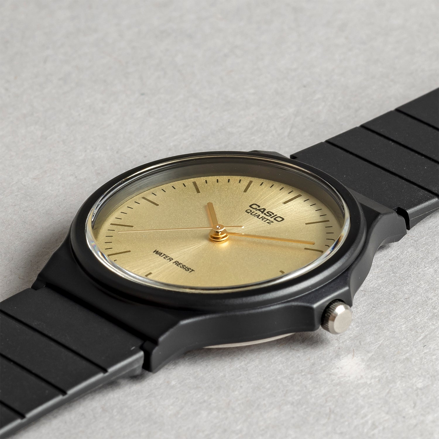 CASIO カシオ MQ-24-9E ブラック ゴールド文字盤 アナログ メンズ 腕時計