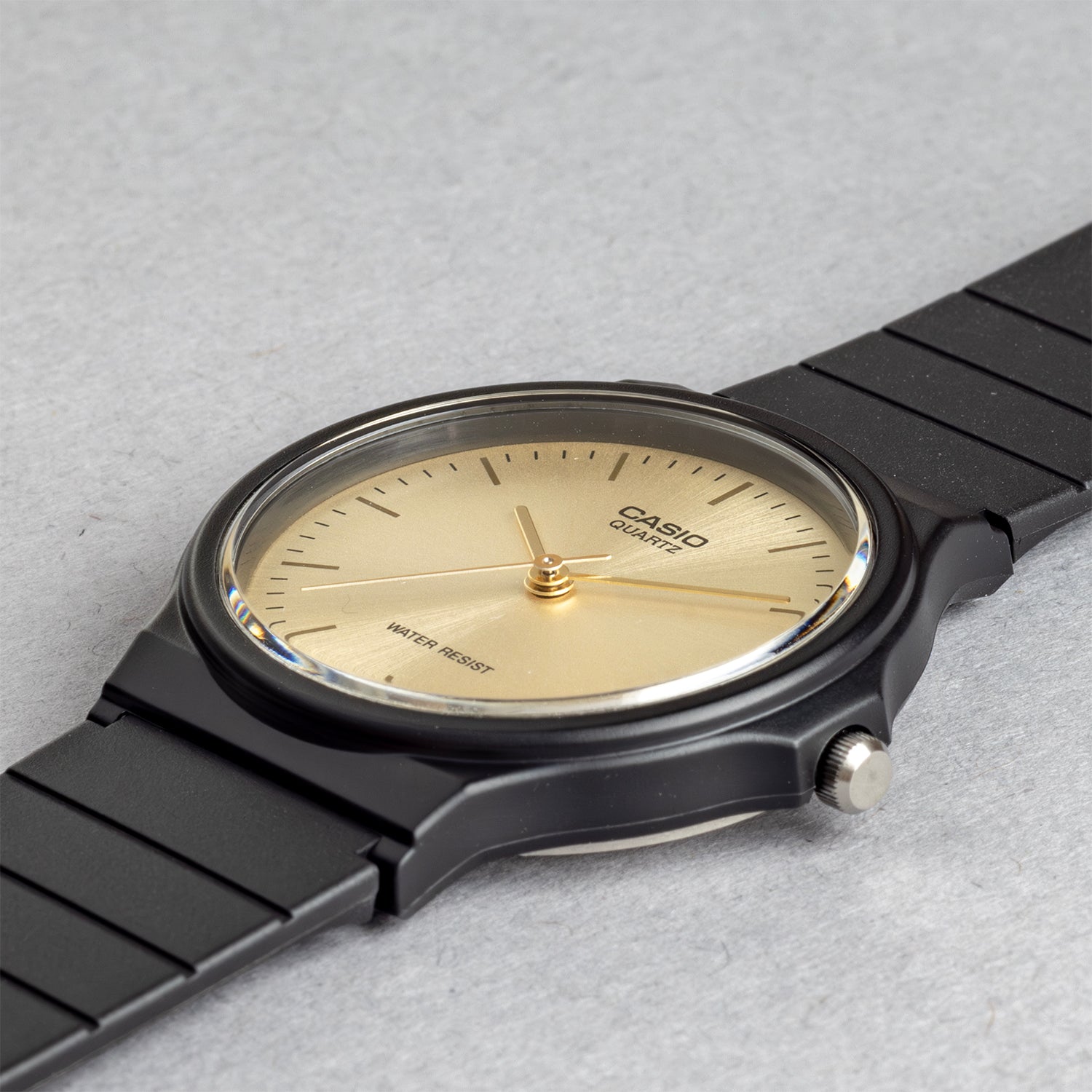 CASIO カシオ MQ-24-9E ブラック ゴールド文字盤 アナログ メンズ 腕時計 斜め