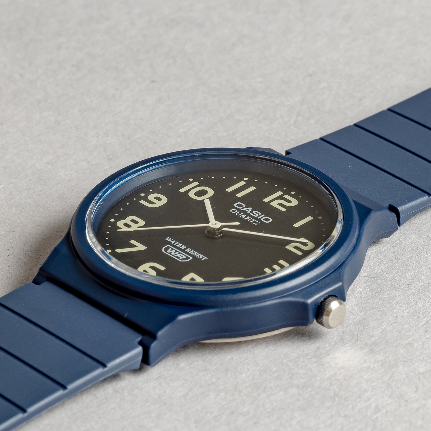 CASIO カシオ MQ-24UC-2B ネイビー ブラック文字盤 アナログ ユニセックス 腕時計 斜め