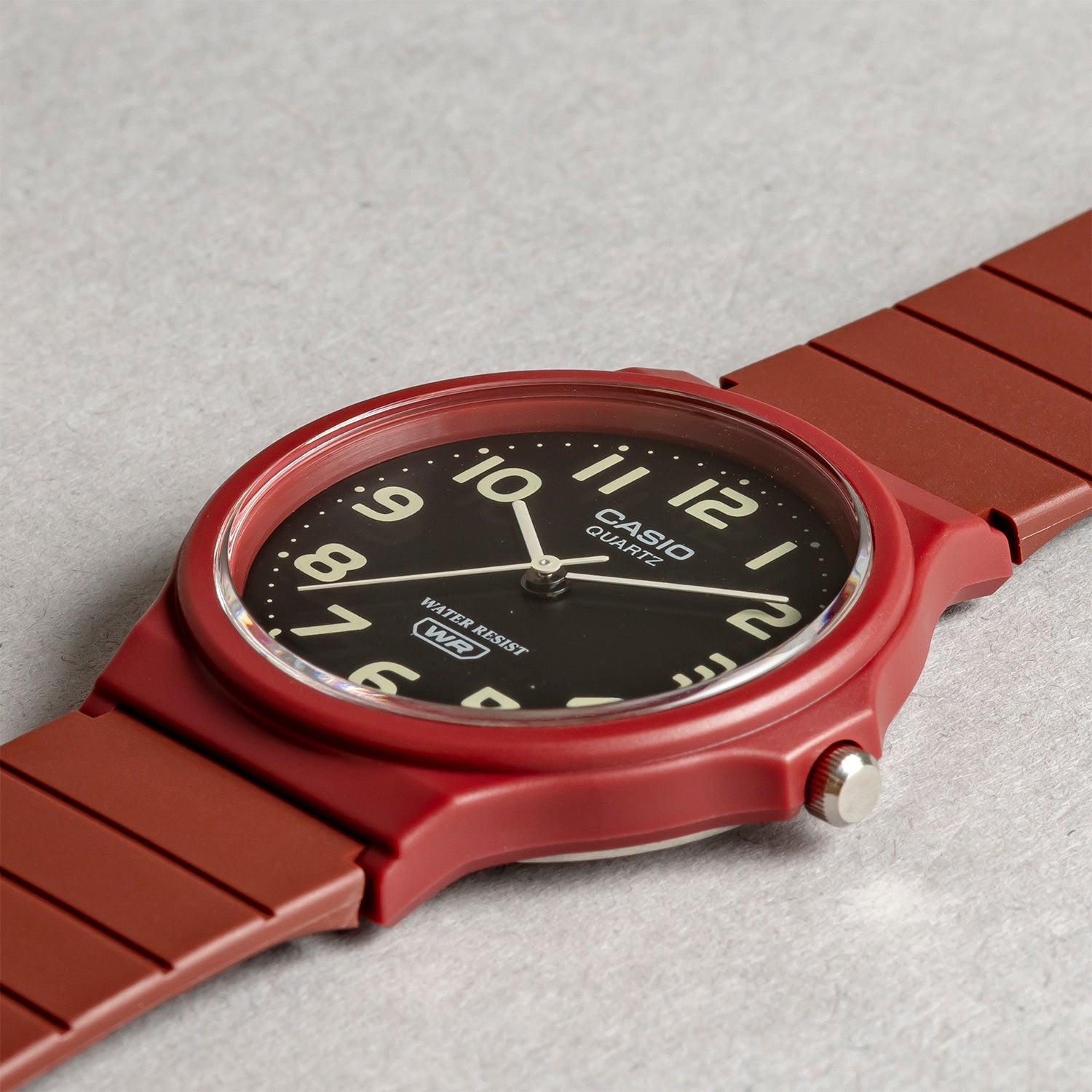 CASIO カシオ MQ-24UC-4B レッド ブラック文字盤 アナログ ユニセックス 腕時計 斜め