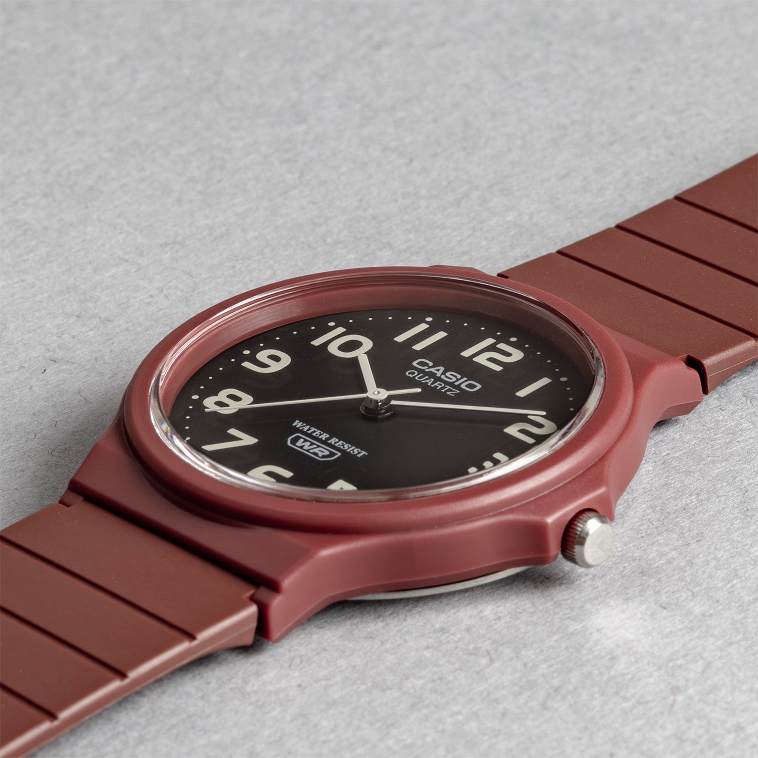 CASIO カシオ MQ-24UC-4B レッド ブラック文字盤 アナログ メンズ 腕時計 斜め
