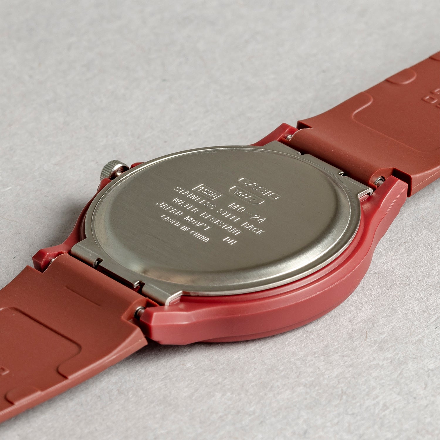 CASIO カシオ MQ-24UC-4B レッド ブラック文字盤 アナログ ユニセックス 腕時計 ケースバック