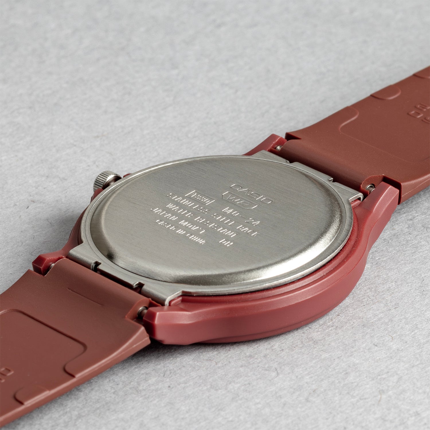 CASIO カシオ MQ-24UC-4B レッド ブラック文字盤 アナログ メンズ 腕時計 ケースバック