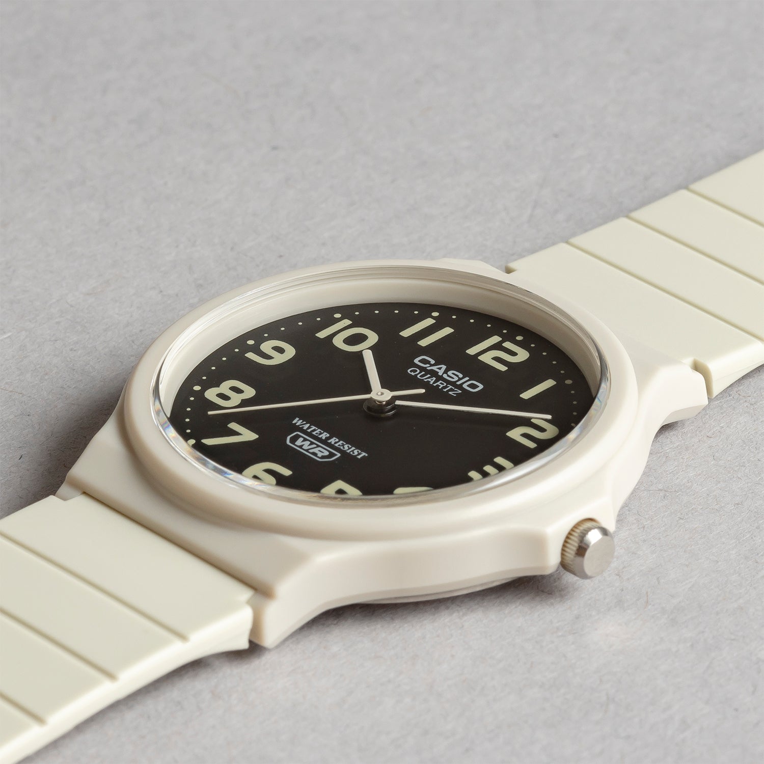 CASIO カシオ MQ-24UC-8B ベージュ ブラック文字盤 アナログ ユニセックス 腕時計 斜め