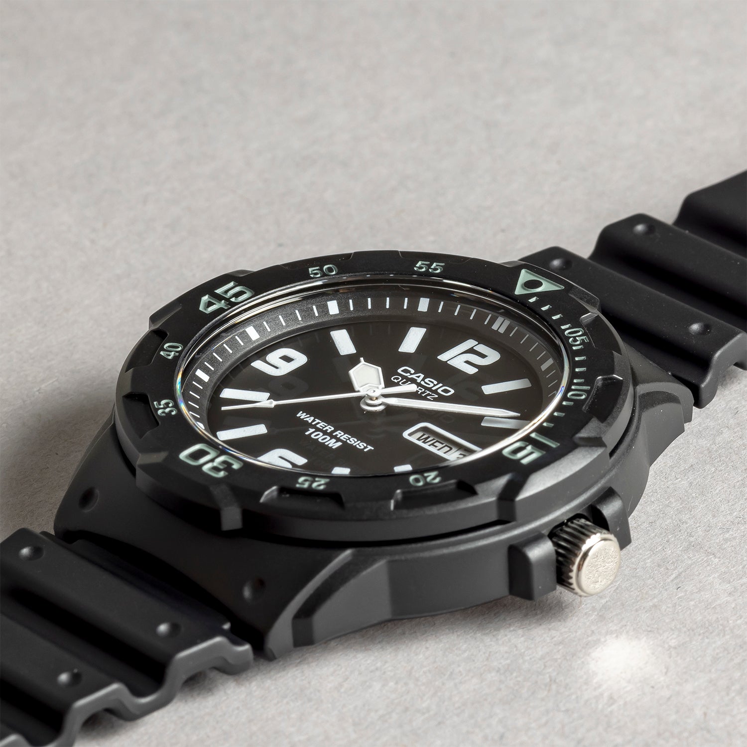 CASIO カシオ MRW-200H-1B2 ブラック ブラック文字盤 アナログ メンズ 腕時計 斜め