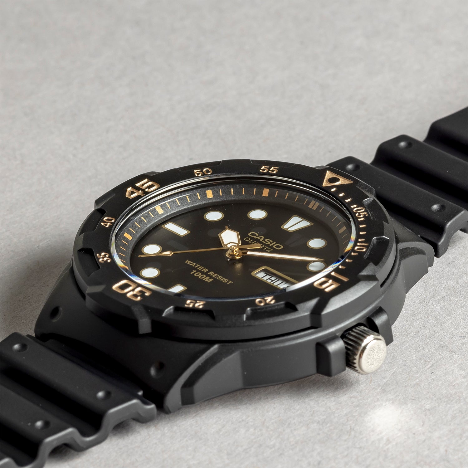 CASIO カシオ MRW-200H-1E ブラック ブラック文字盤 アナログ メンズ 腕時計 斜め