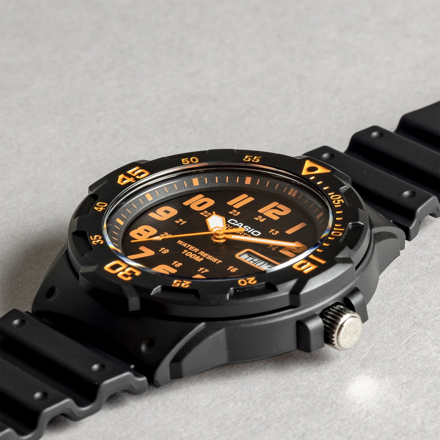 CASIO カシオ MRW-200H-4B ブラック オレンジ文字盤 アナログ メンズ 腕時計 斜め