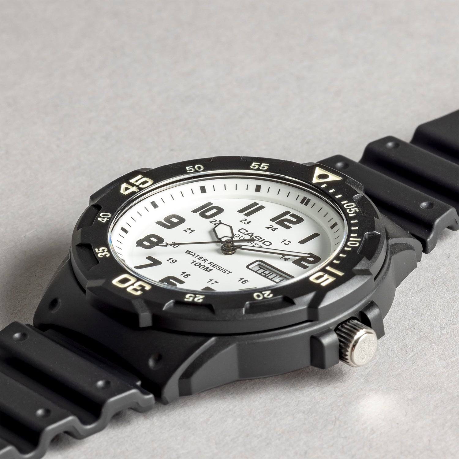 CASIO カシオ MRW-200H-7B ブラック ホワイト文字盤 アナログ メンズ 腕時計 斜め