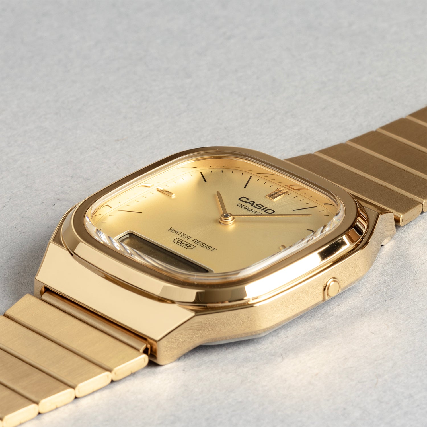 CASIO カシオ AQ-240EG-9A ゴールド ゴールド文字盤 アナデジ メンズ 腕時計 斜め