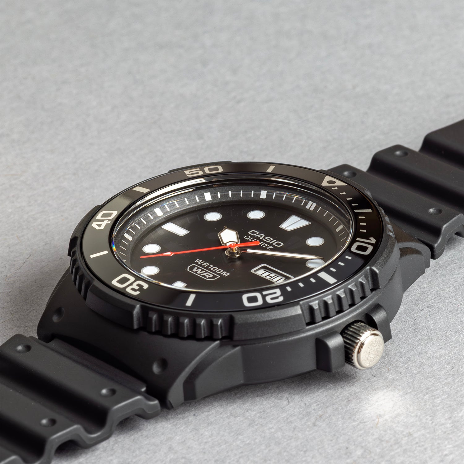 CASIO カシオ MRW-230H-1E1 ブラック ブラック文字盤 アナログ メンズ 腕時計 斜め