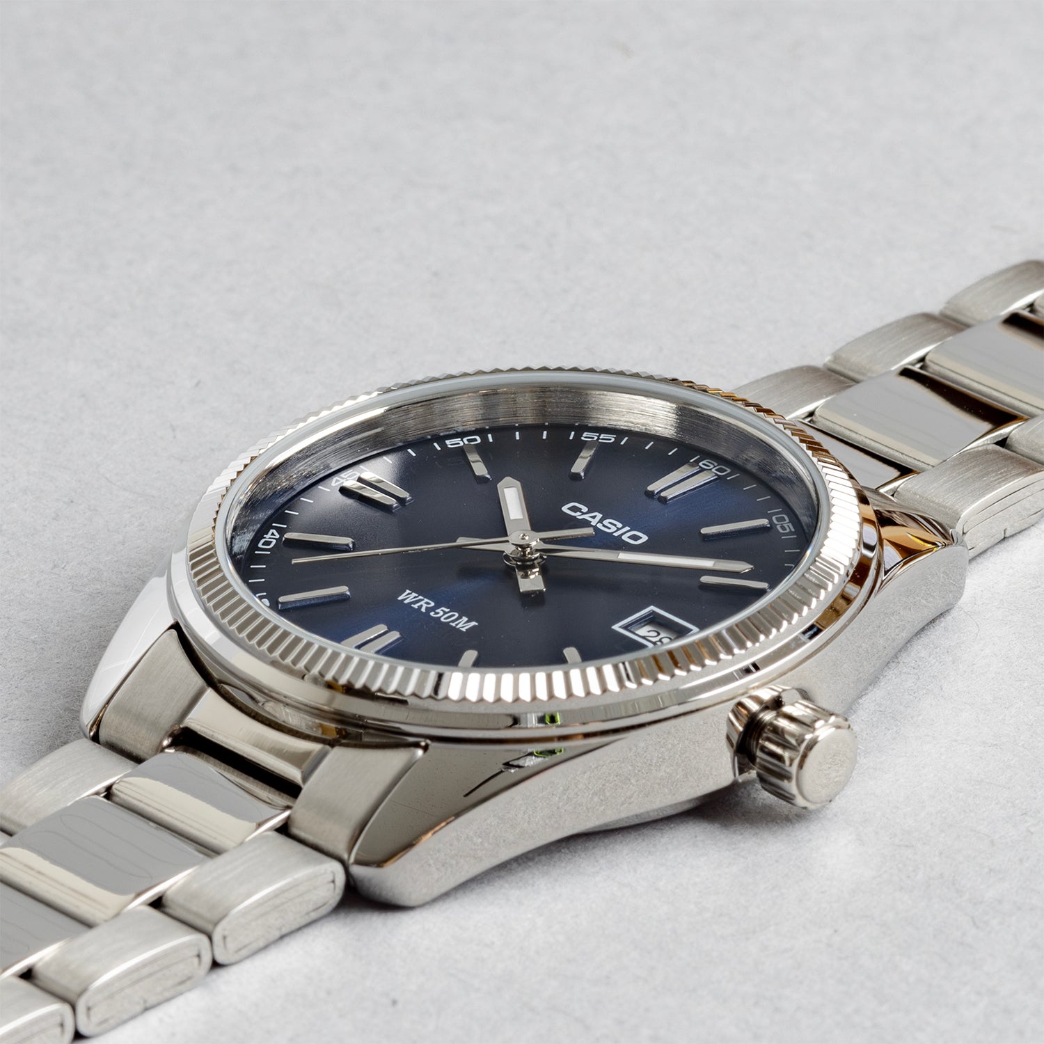 CASIO カシオ UTP-1302PD-2A1 シルバー ブルー文字盤 アナログ ユニセックス 腕時計 斜め