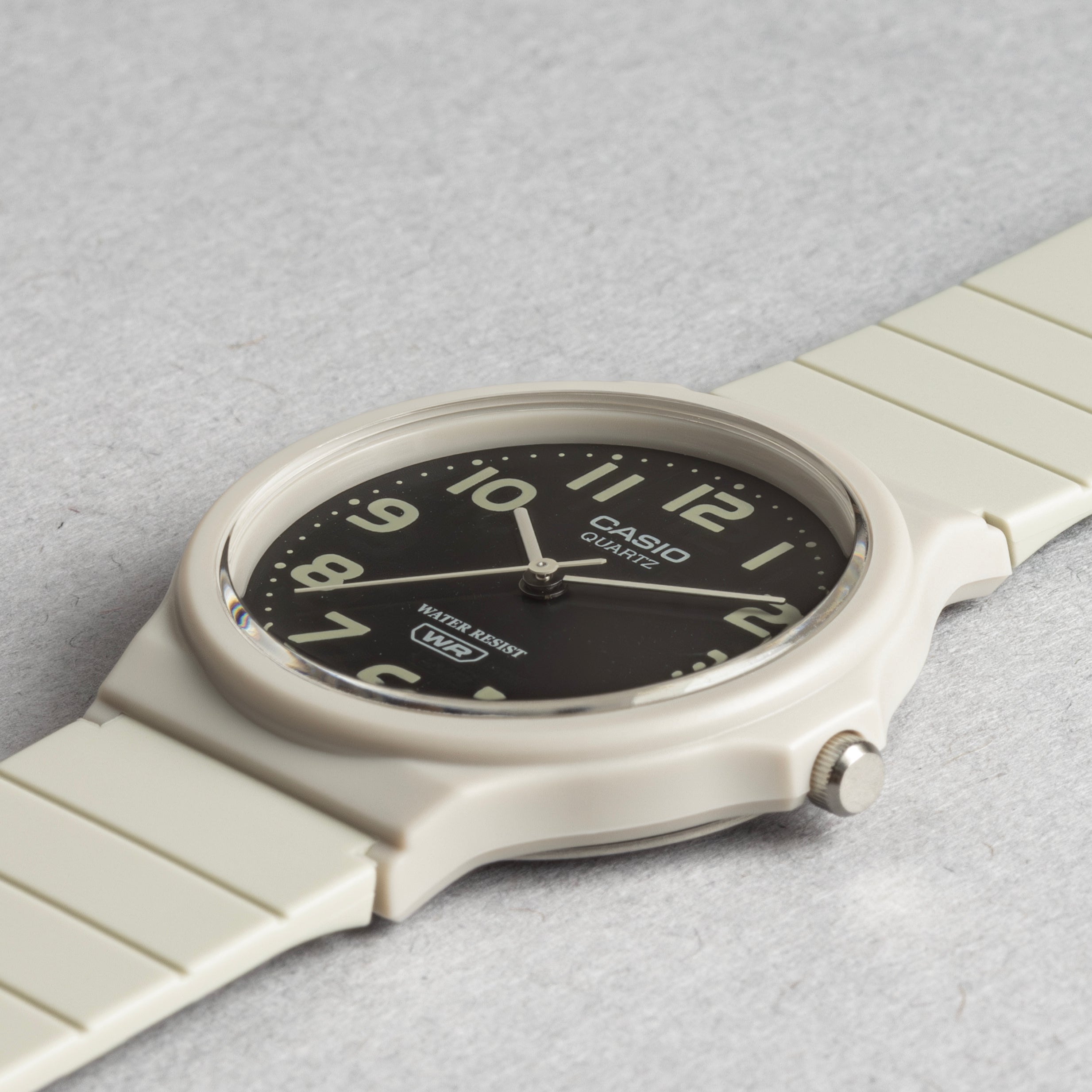 CASIO カシオ MQ-24UC-8B ベージュ ブラック文字盤 アナログ メンズ 腕時計 斜め