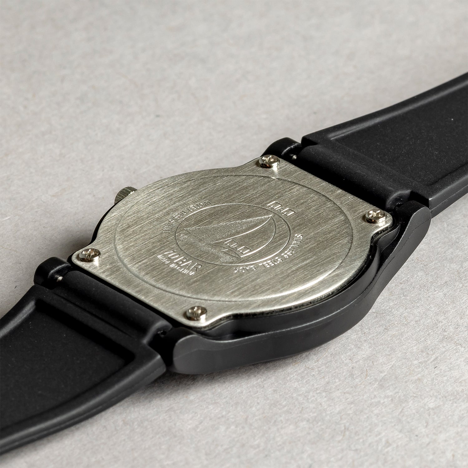 Q&Q QQ VP34J061Y ブラック ホワイト文字盤 アナログ ユニセックス 腕時計 ケースバック